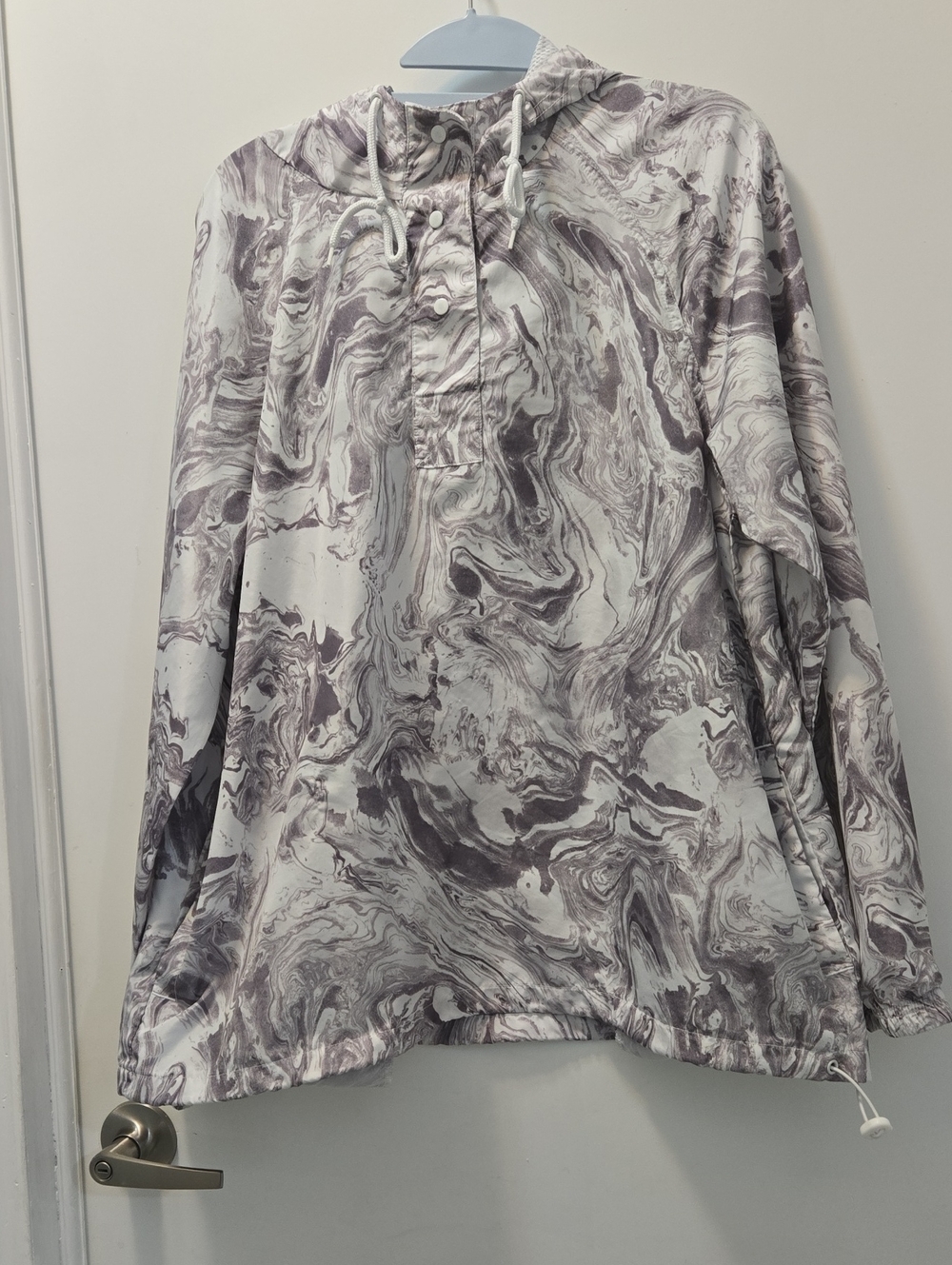 SO Women's Marble-Print Pullover Hoodie in White and Gray